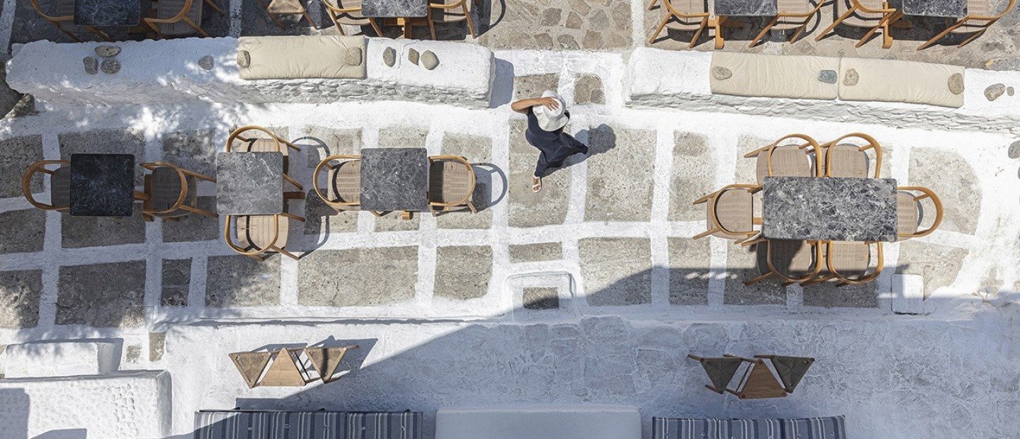 Το ολοκαίνουριο Café Parthenis στη Μύκονο αποτυπώνει την ουσία του κυκλαδίτικου καλοκαιριού