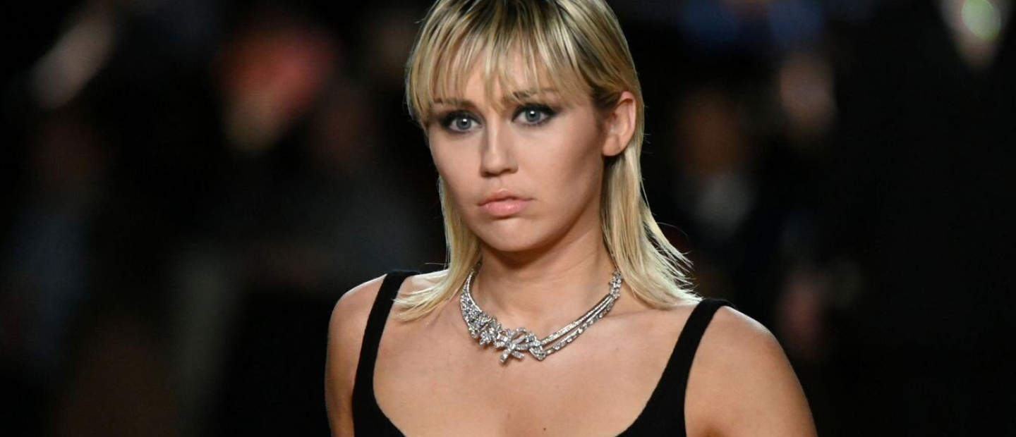 Ακούστε τη Miley Cyrus να ερμηνεύει το "Like a Prayer" της Madonna