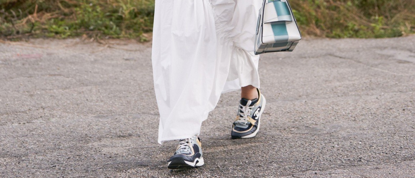 Dress & Sneakers: Οι πιο updated συνδυασμοί για «άνετες» εμφανίσεις