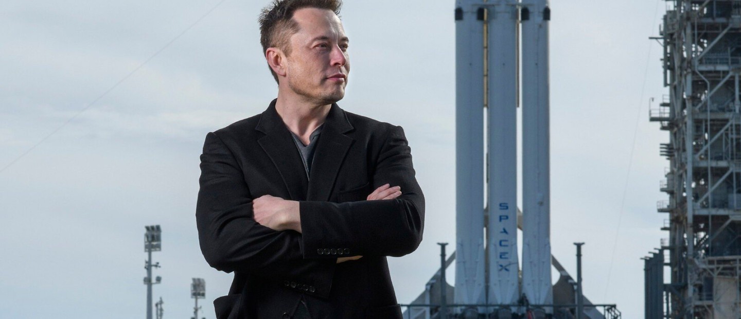 Ο Elon Musk κάνει «tweet» την ελευθερία λόγου