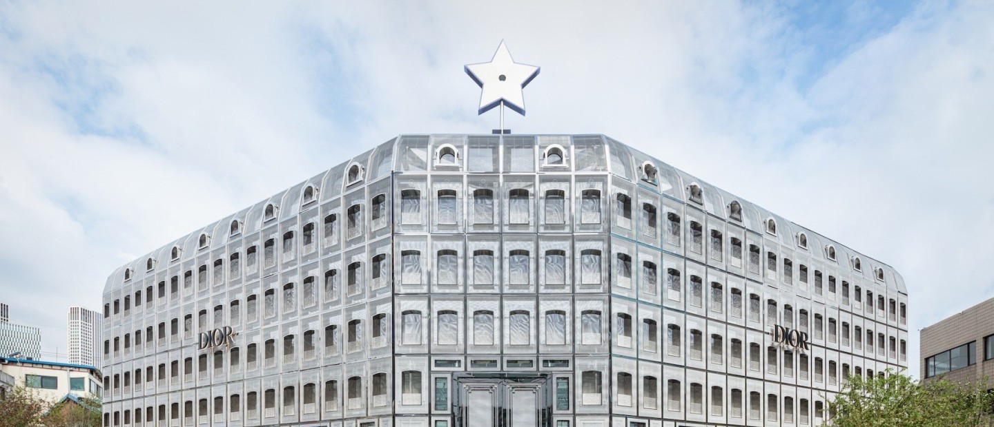 Το νέο pop-up store του οίκου Dior στη Seoul είναι ό,τι πιο μοντέρνο θα δείτε σήμερα