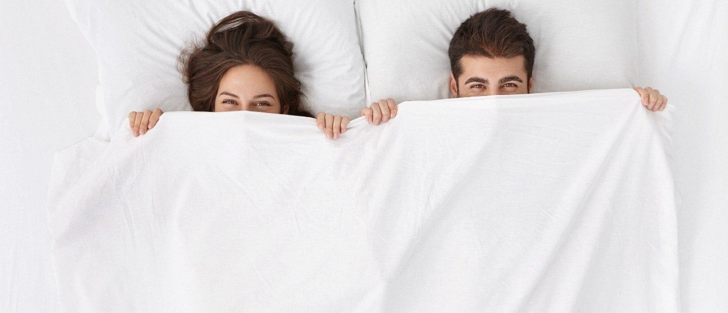 Ζευγάρια και ύπνος: Τι αποκαλύπτει ο τρόπος που κοιμάστε για τη σχέση σας;