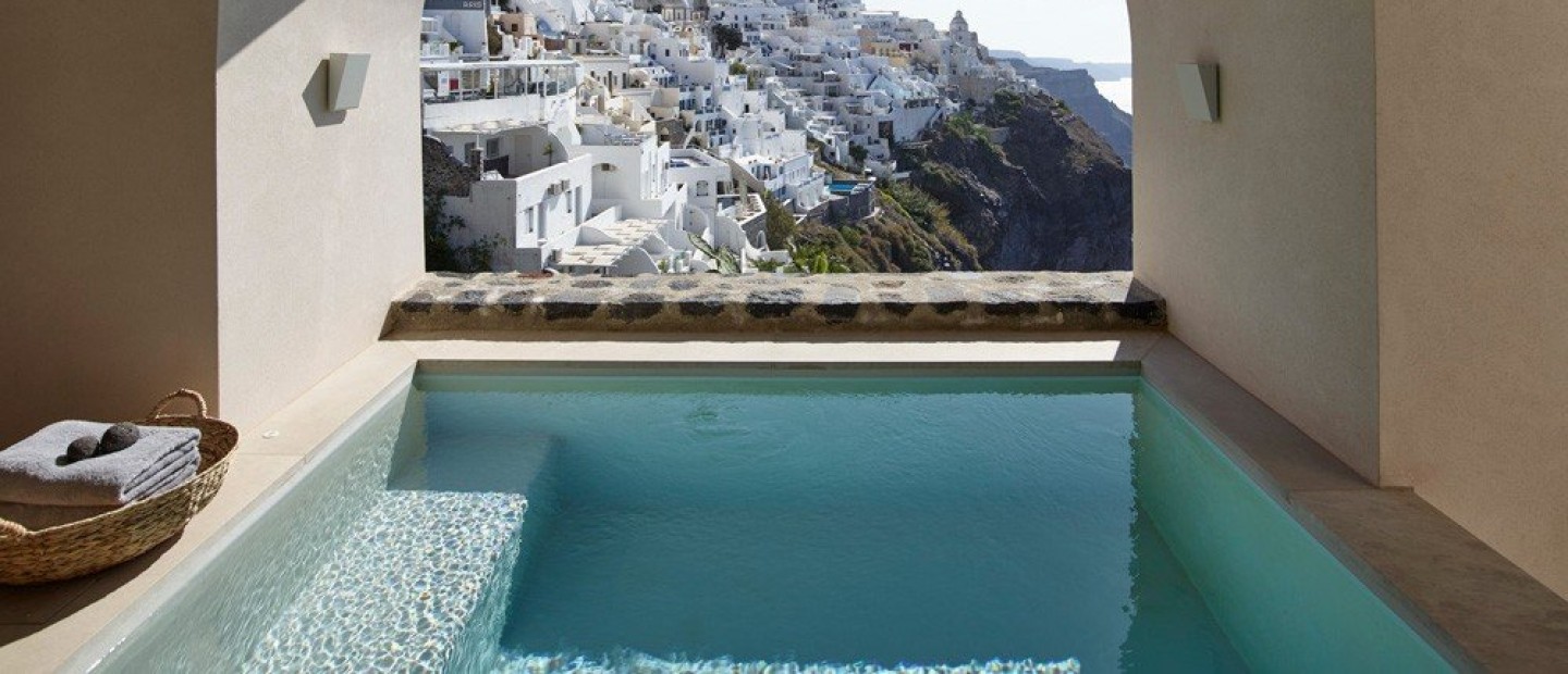 Villa Bordeaux: Ένα ιστορικό κτίριο στα Φηρά της Σαντορίνης μετατράπηκε σε ένα one-of-a-kind ξενοδοχείο