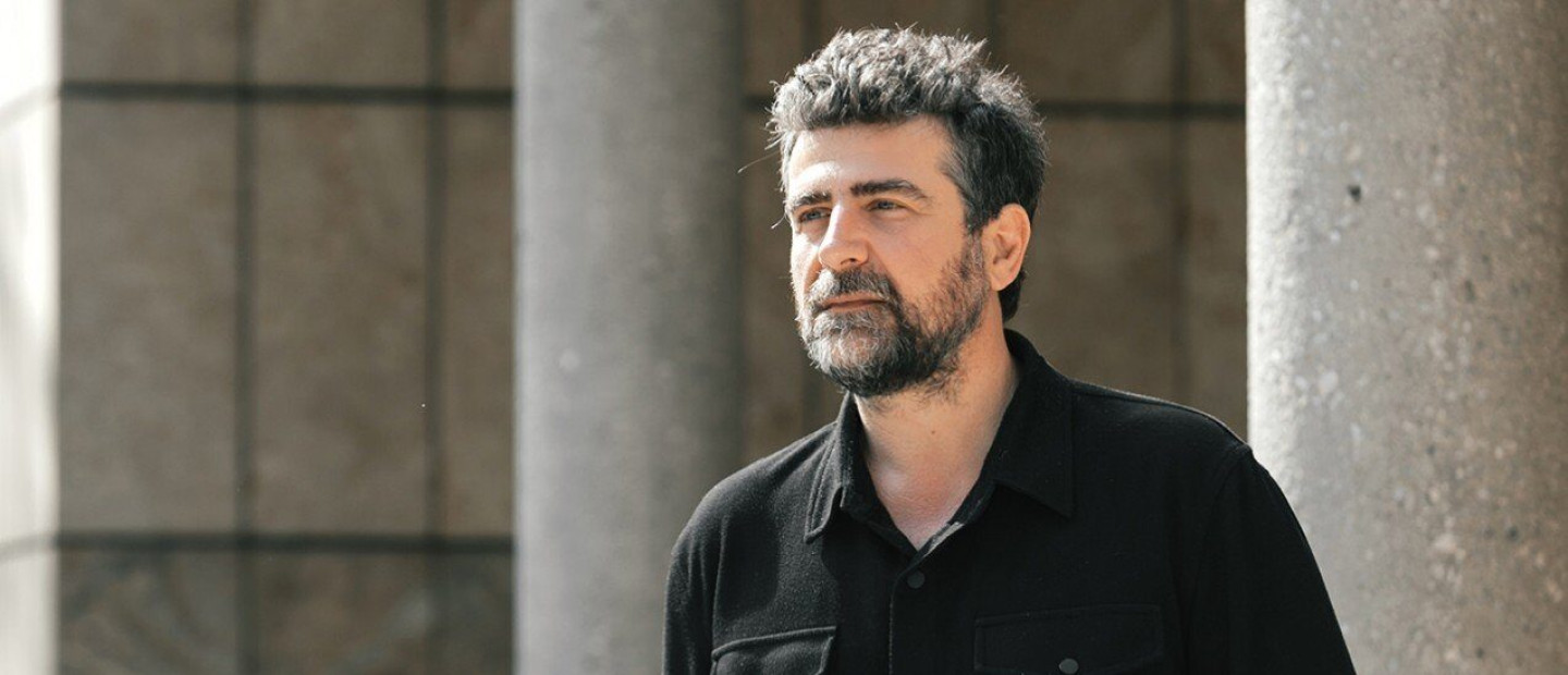Ο νέος καλλιτεχνικός διευθυντής του Κρατικού Θεάτρου Βορείου Ελλάδος, Αστέρης Πελτέκης, εκμυστηρεύεται τους στόχους και το όραμά ﻿του για το ΚΘΒΕ