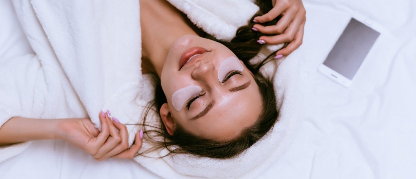 Ξυπνάτε με σακούλες κάτω από τα μάτια; Τρόποι για να απαλλαχτείτε άμεσα!