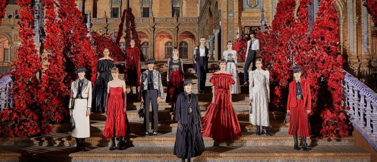 Dior Cruise 2023: Η Maria Grazia Chiuri παρουσίασε ένα show-ωδή στη Σεβίλλη με σιλουέτες εμπνευσμένες από το φλαμένκο
