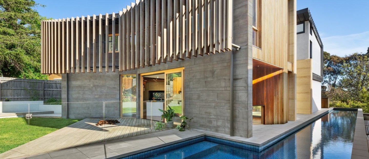 Μια «λουσμένη» στο φως κατοικία θυμίζει καλοκαιρινό θέρετρο 