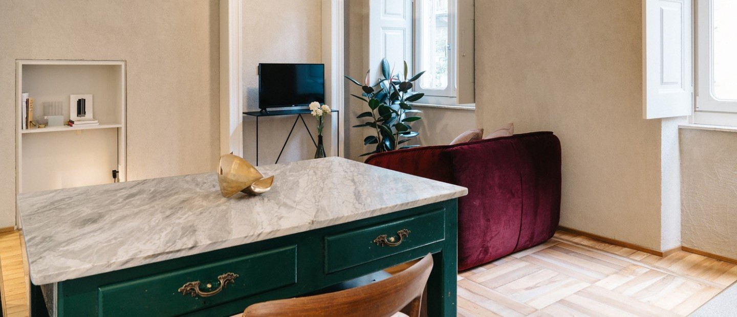 Δείτε πώς ένα σκοτεινό διαμέρισμα στην Ιταλία πήρε και πάλι ζωή ποντάροντας στον μινιμαλισμό