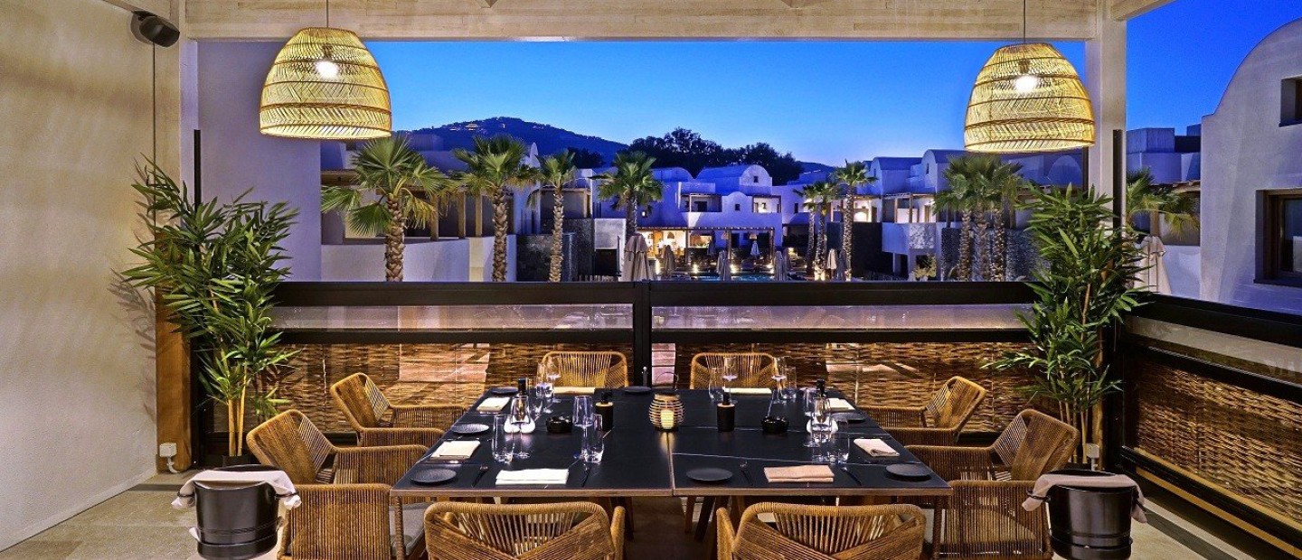 Το restaurant των stars: Μια γεύση από την ηχηρή γαστρονομική συνεργασία που «ταράζει» τα νερά στη Σαντορίνη 