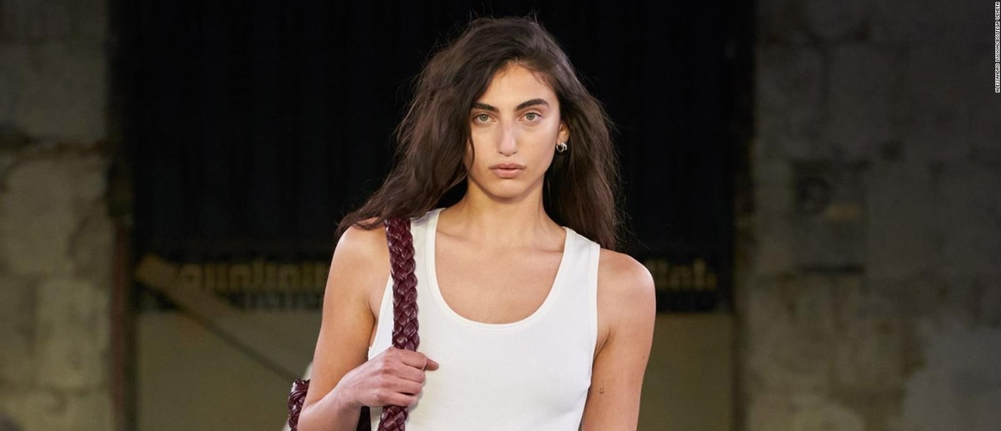 Tank Tops: Πώς θα φορέσετε την τάση που κυριάρχησε στις πασαρέλες 