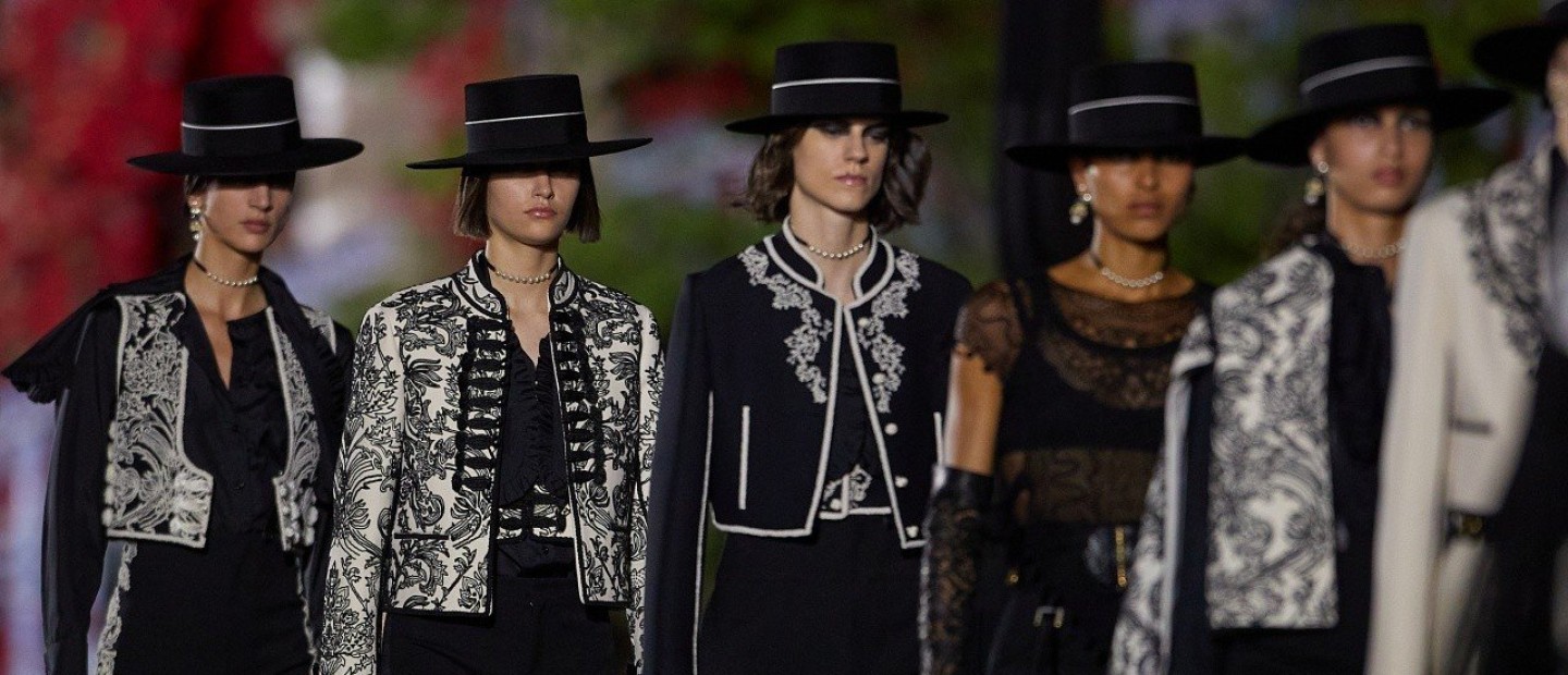 Dior Cruise 2023: Η ιστορία και η κατασκευή των iconic καπέλων της συλλογής