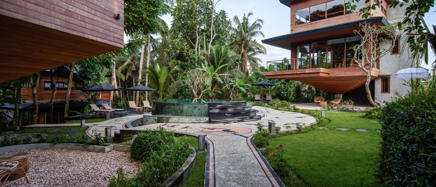 Μια σαγηνευτική κατοικία μοιάζει σαν να αιωρείται πάνω από την άγρια φύση  