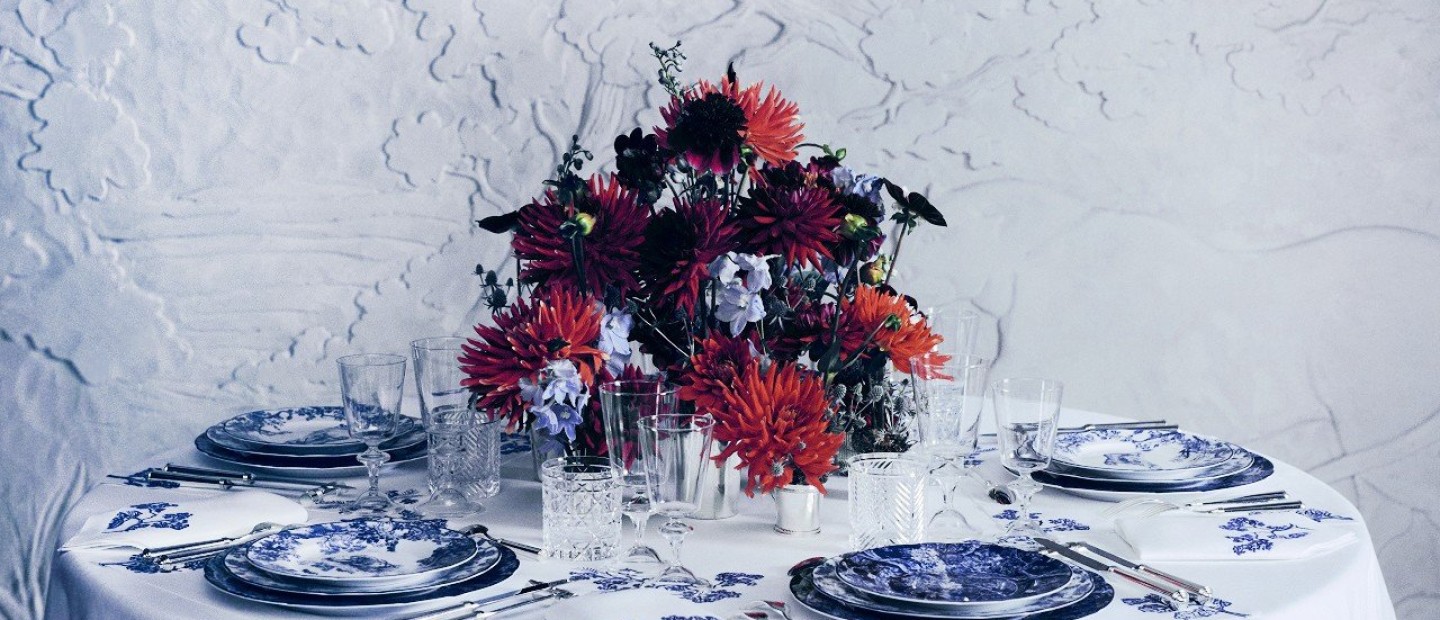 Η νέα tableware συλλογή του Dior Maison απογειώνει το διαχρονικό "Toile de Jouy"