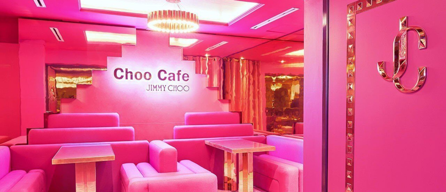 Το νέο pop-up café του οίκου Jimmy Choo στο Harrods είναι μια ροζ όαση