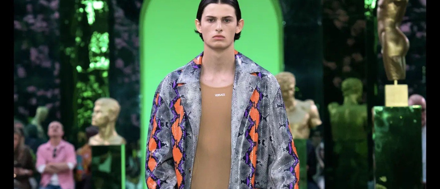Behind the Scenes: Δείτε backstage πλάνα από το men's show του οίκου Versace