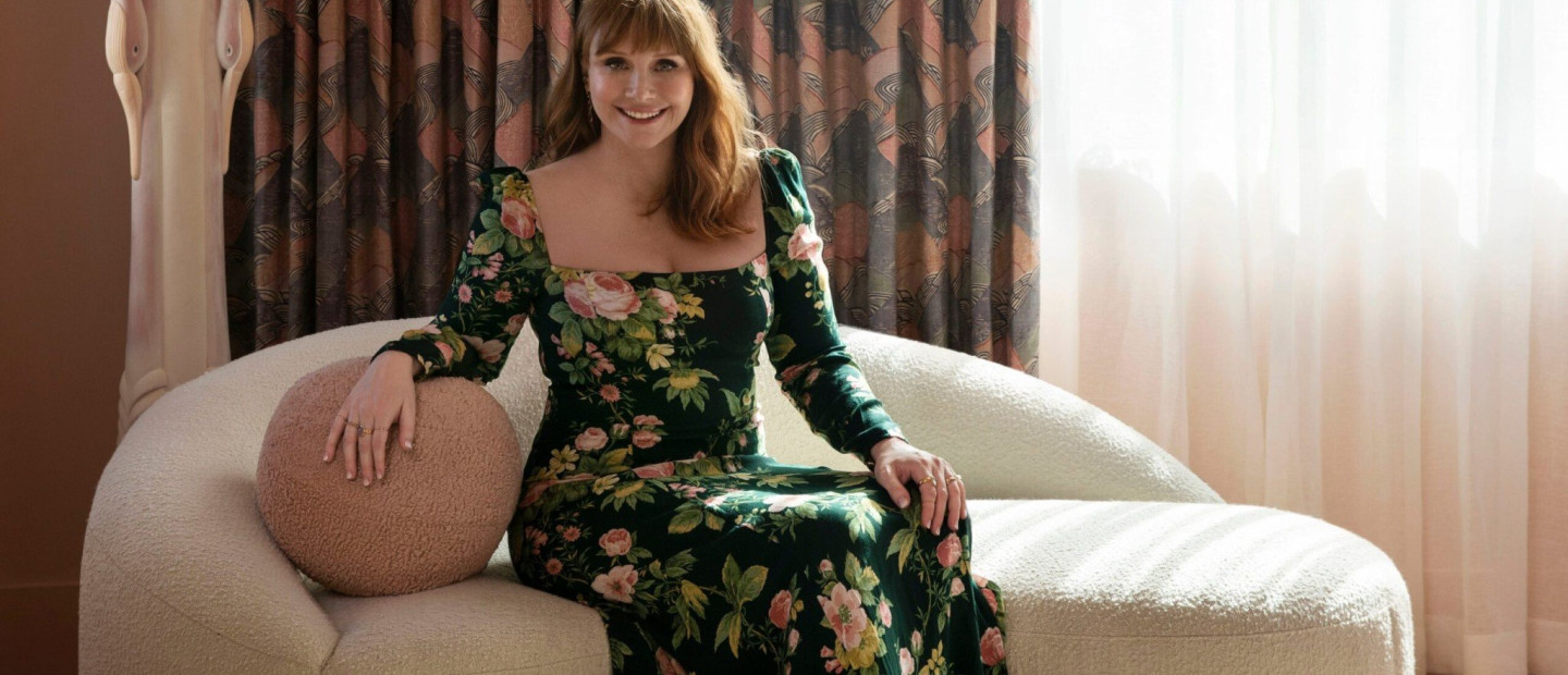 Η Αμερικανίδα ηθοποιός, Bryce Dallas Howard, μας υποδέχεται στο colourful σπίτι της στο Los Angeles