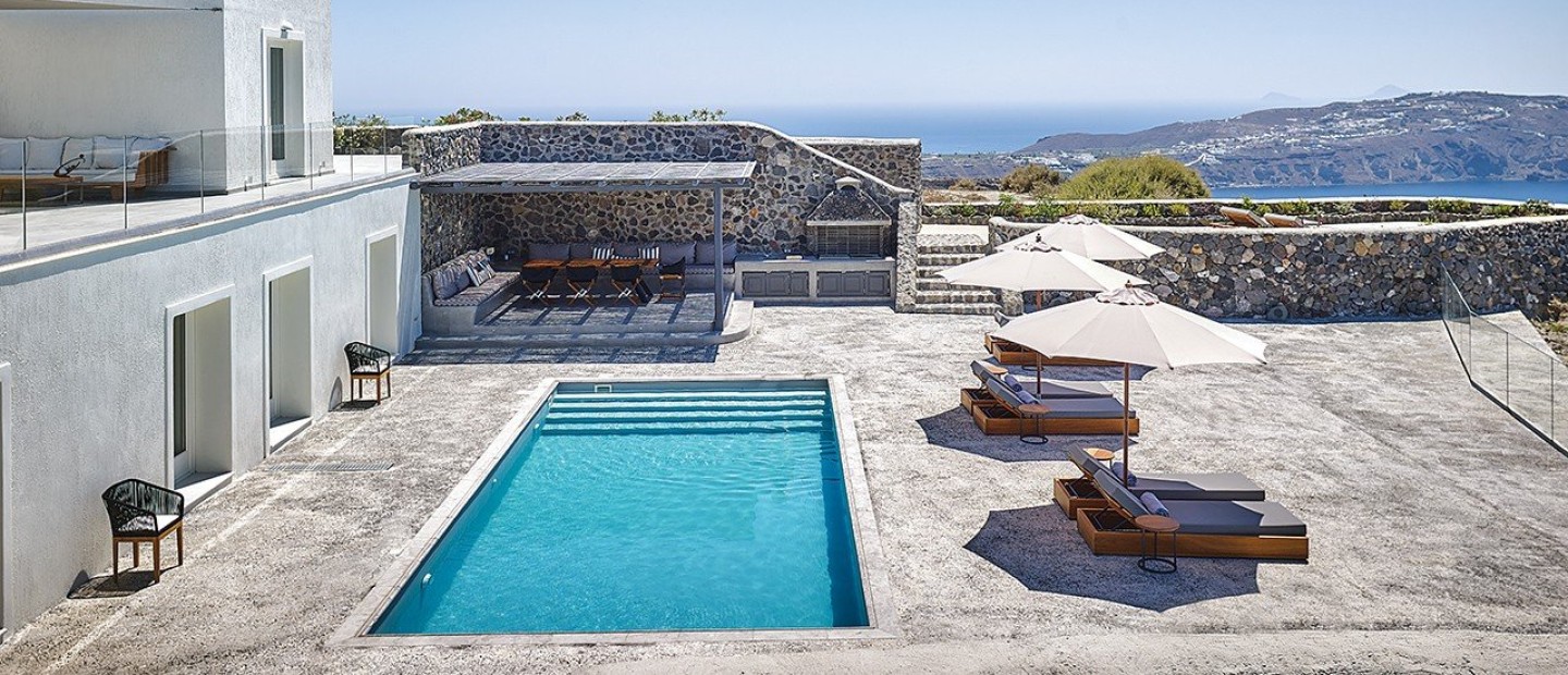 Η Kάλια Κωνσταντινίδου μας υποδέχεται στην καθηλωτικά όμορφη κατοικία της στη Σαντορίνη