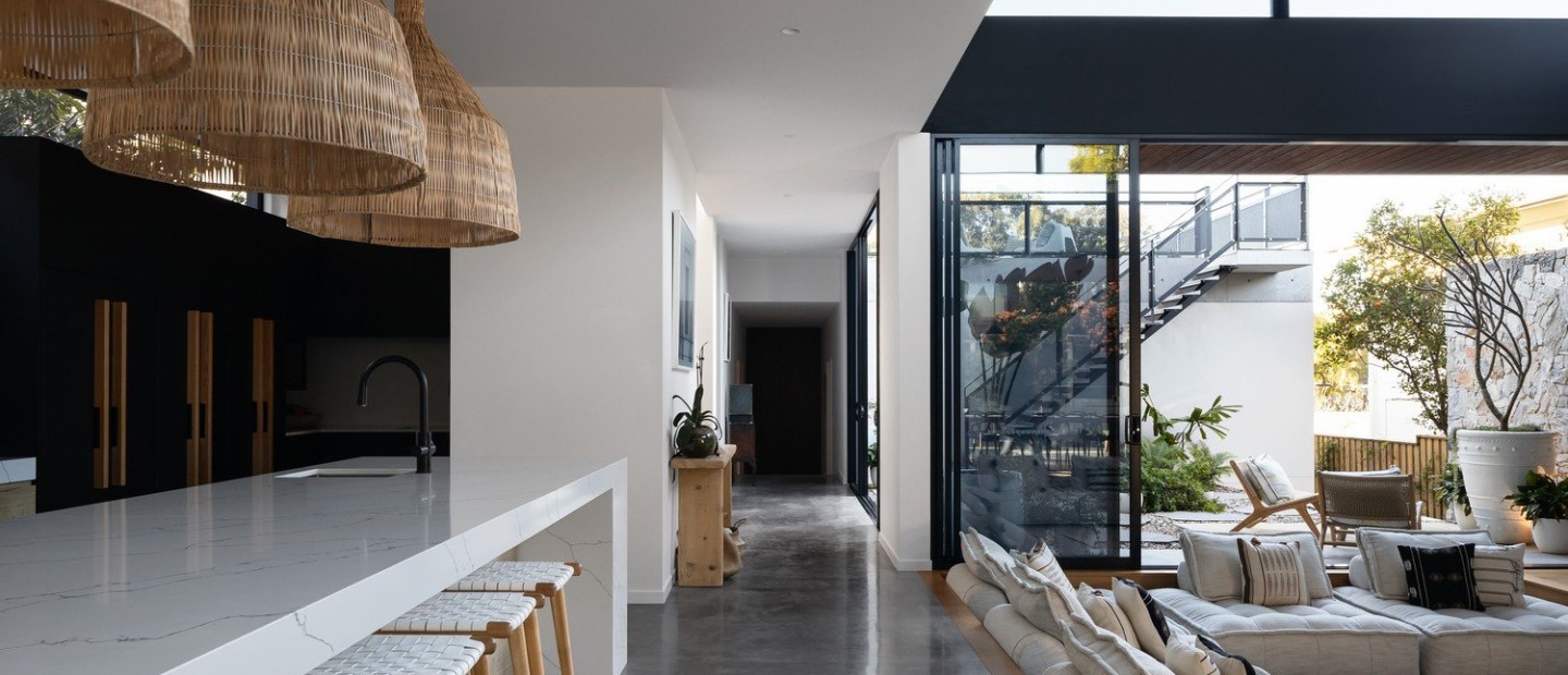 Μια πολυτελής κατοικία συνδυάζει ιδανικά τη μοντέρνα αισθητική με τα natural στοιχεία