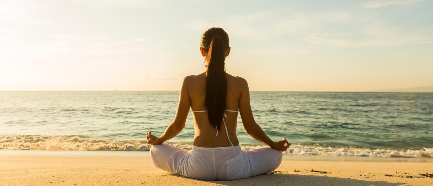 Morning Beach Meditation: 5 απλές ασκήσεις για το πιο ήρεμο ξύπνημα στις διακοπές μας