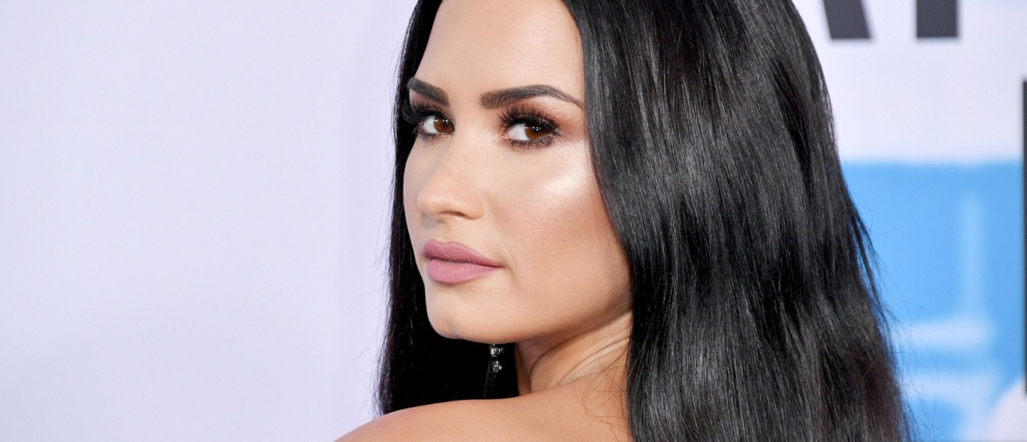 Η Demi Lovato δοκιμάζεται σ' ένα διασκεδαστικό song game