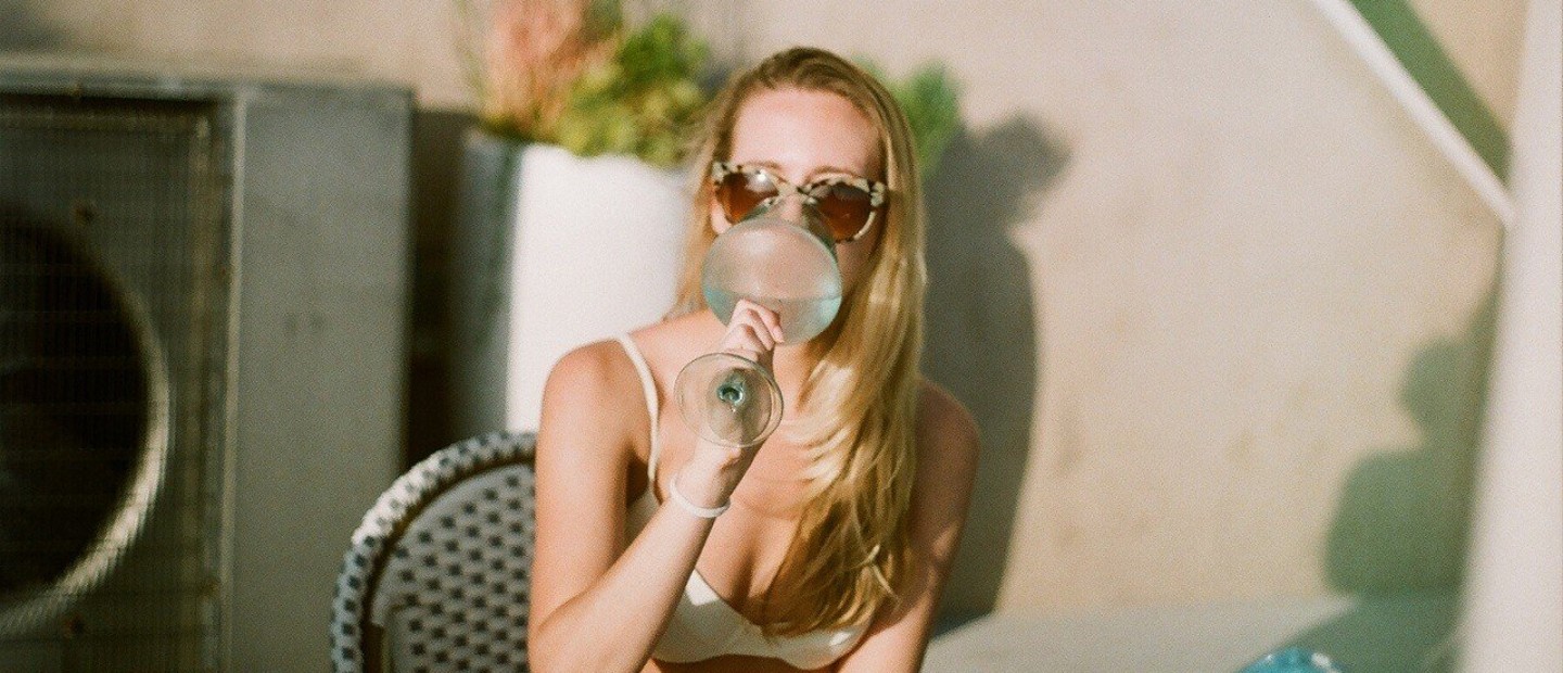 Διακοπές και αλκοόλ: Έτσι θα αποφύγετε τις θερμίδες στα summer night out