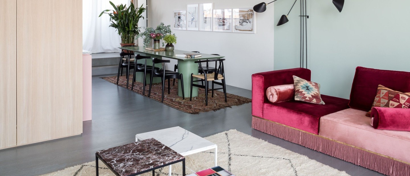 Ένα γοητευτικό μπουκέτο αντιπαραθέσεων στο διαμέρισμα της interior designer, Ester Bruzkus, στο Βερολίνο