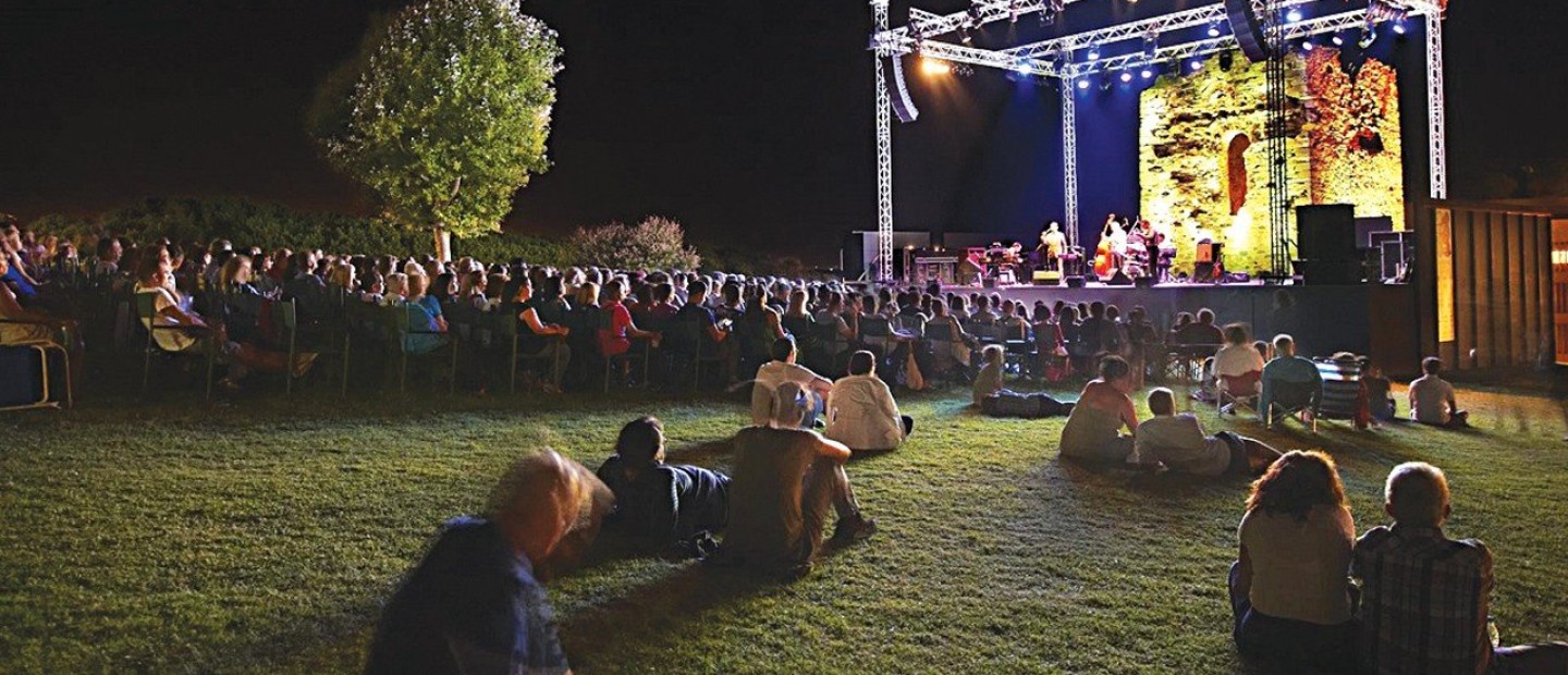 Οι συντελεστές  πίσω από το Sani Festival, Βίκυ Παπαδημητρίου και Γιώργος Μουστάκας, αποκαλύπτουν τα highlights του μεγάλου μουσικού θεσμού της Χαλκιδικής