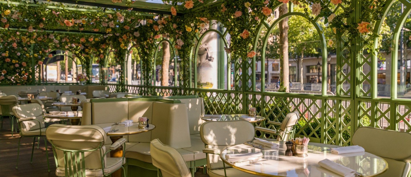 Το θρυλικό Ladurée στο Παρίσι ανοίγει τις πύλες της νέας ολάνθιστης βεράντας του