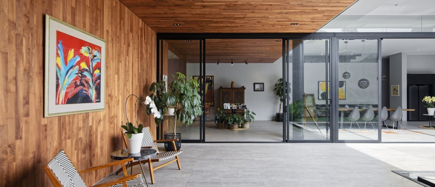 Πώς μια κατοικία στην Ινδονησία ενσωματώνει την τέχνη στους χώρους της