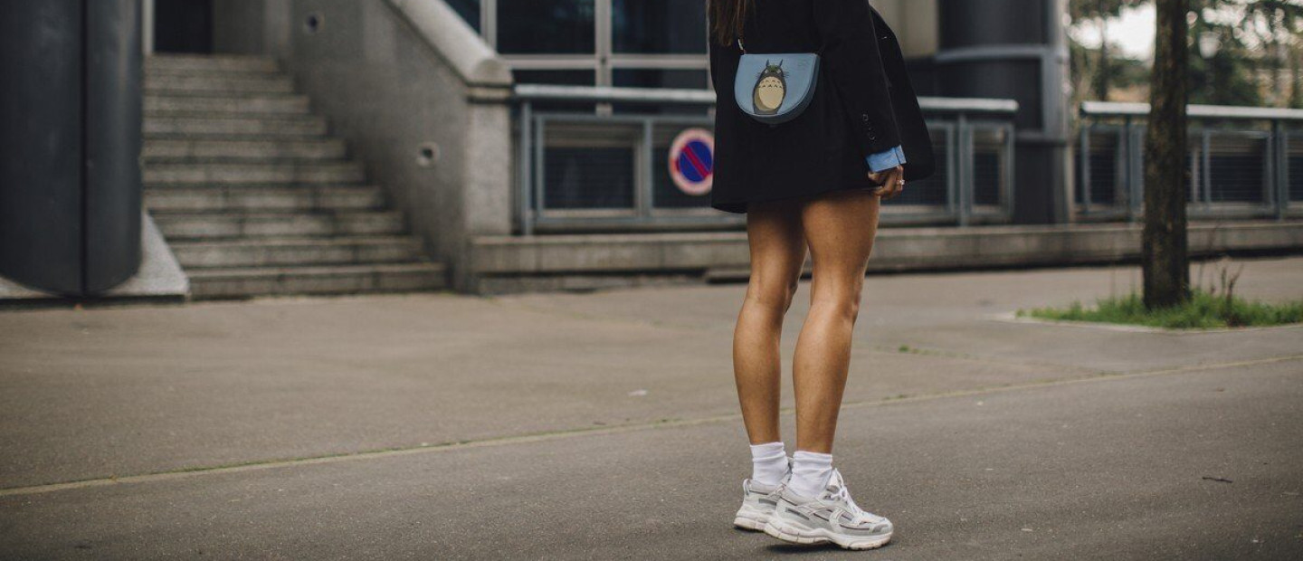 Τα λευκά sneakers που θα απογειώσουν τις φθινοπωρινές σας εμφανίσεις