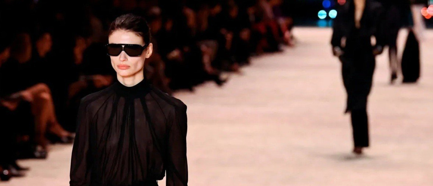 A/W '22: 5 runway-approved σύνολα που θα σας μετατρέψουν σε it girl