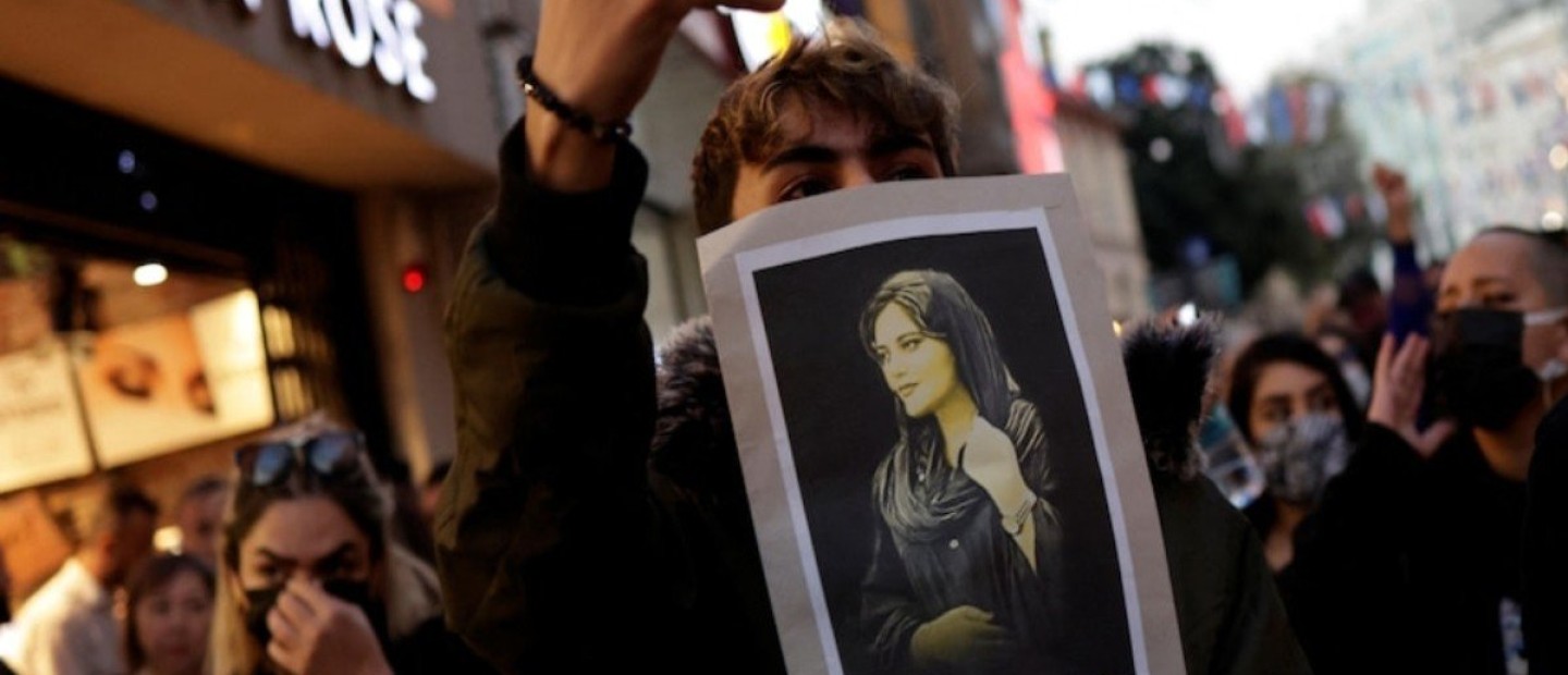 #MahsaAmini: Τα social media «φλέγονται» κι οι γυναίκες σε όλο τον κόσμο αντιδρούν με κάθε τρόπο - Updated