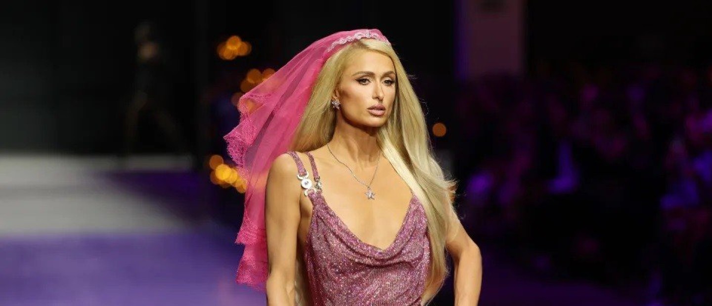 Εβδομάδα Μόδας στο Μιλάνο: Η Paris Hilton έκλεισε το show του Versace 