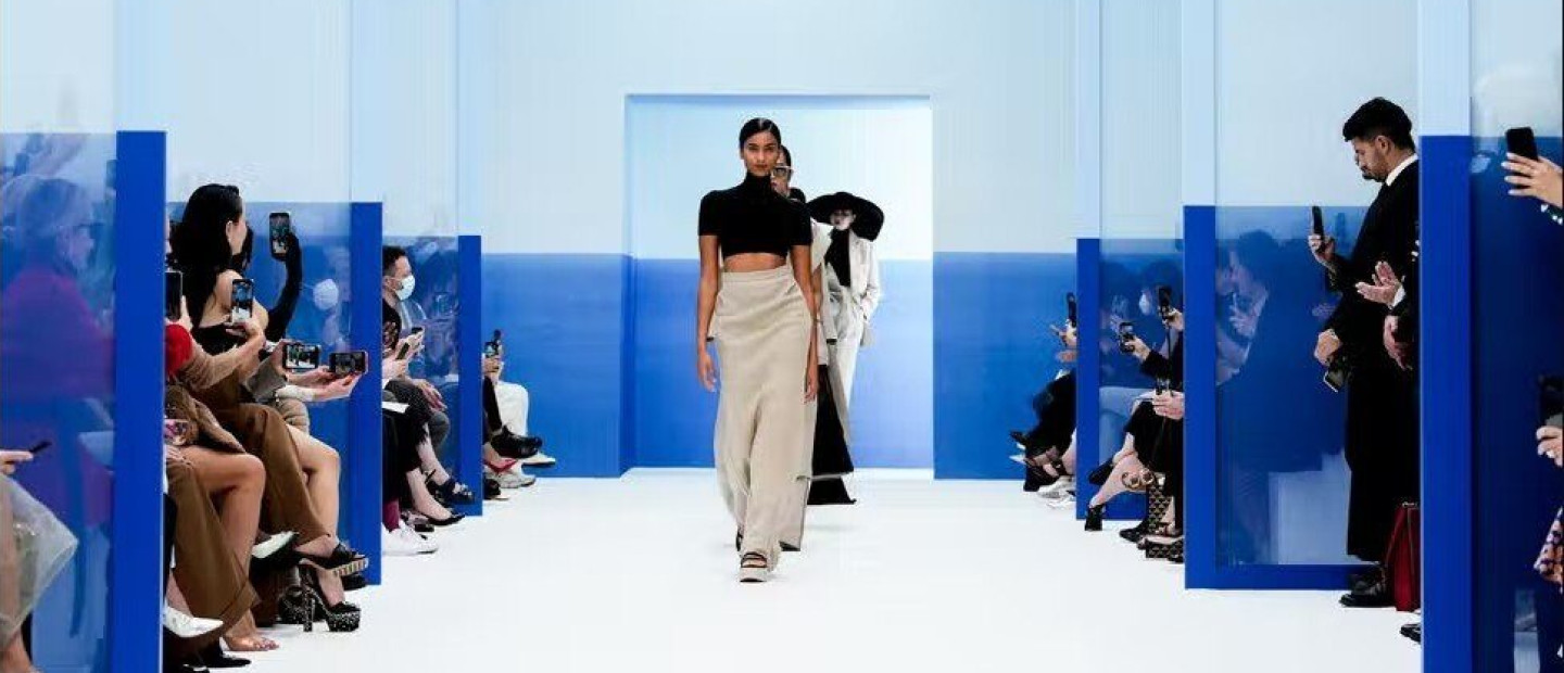 Milan Report: Η Max Mara μας «ταξίδεψε» με τις δημιουργίες της στην ιταλική ριβιέρα του 1930