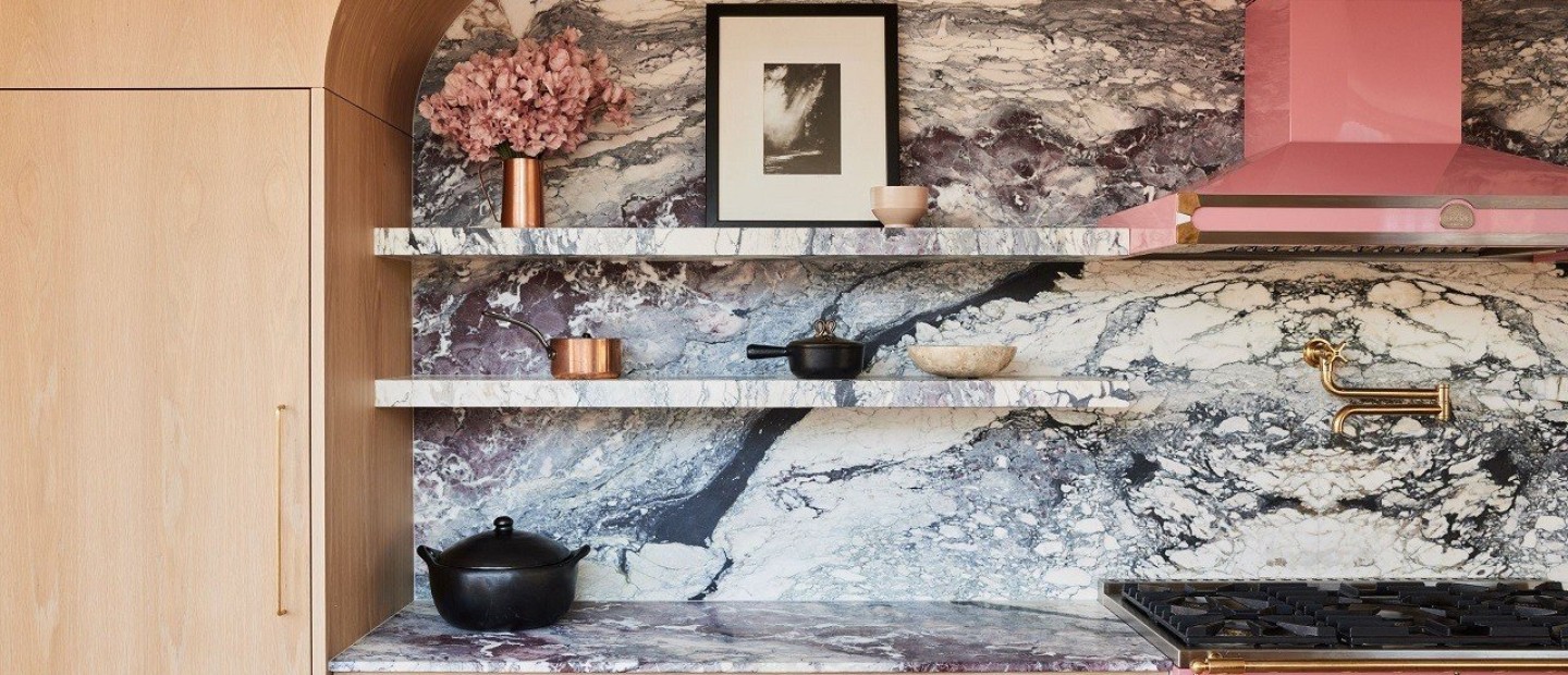 The bubblegum effect: Η κατοικία μιας γνωστής fashionista στη Νέα Υόρκη αποτελεί ωδή στο ροζ