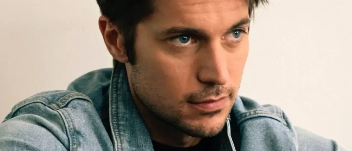 Ο Lucas Bravo μιλάει για προσωπικά πράγματα που δεν γνωρίζουμε γι' αυτόν