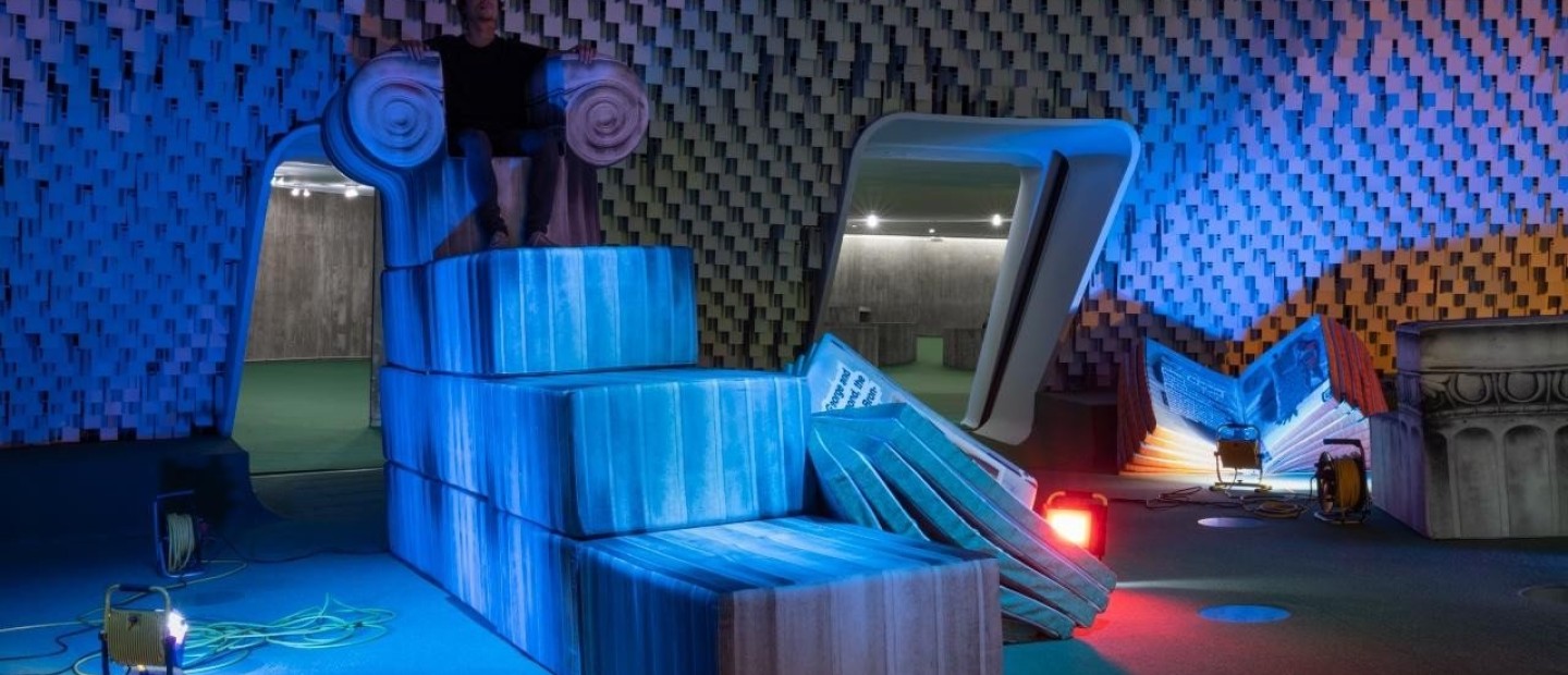 Η πρώτη ατομική έκθεση του καλλιτέχνη Ανδρέα Αγγελιδάκη στο Παρίσι εξυμνεί τον ελληνικό πολιτισμό