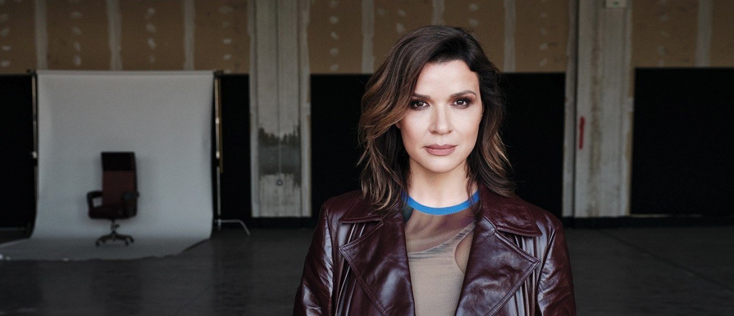 «Οι ρωγμές μας είναι οι ρίζες μας»: Η Αφροδίτη Παναγιωτάκου μιλάει για ό,τι την εμπνέει 