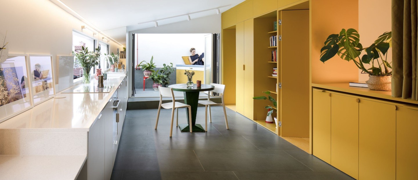 Ένα μόλις 47 τ.μ. διαμέρισμα που αποπνέει τη χαρά της ζωής, μια όαση αισιοδοξίας στο κέντρο της Mαδρίτης 