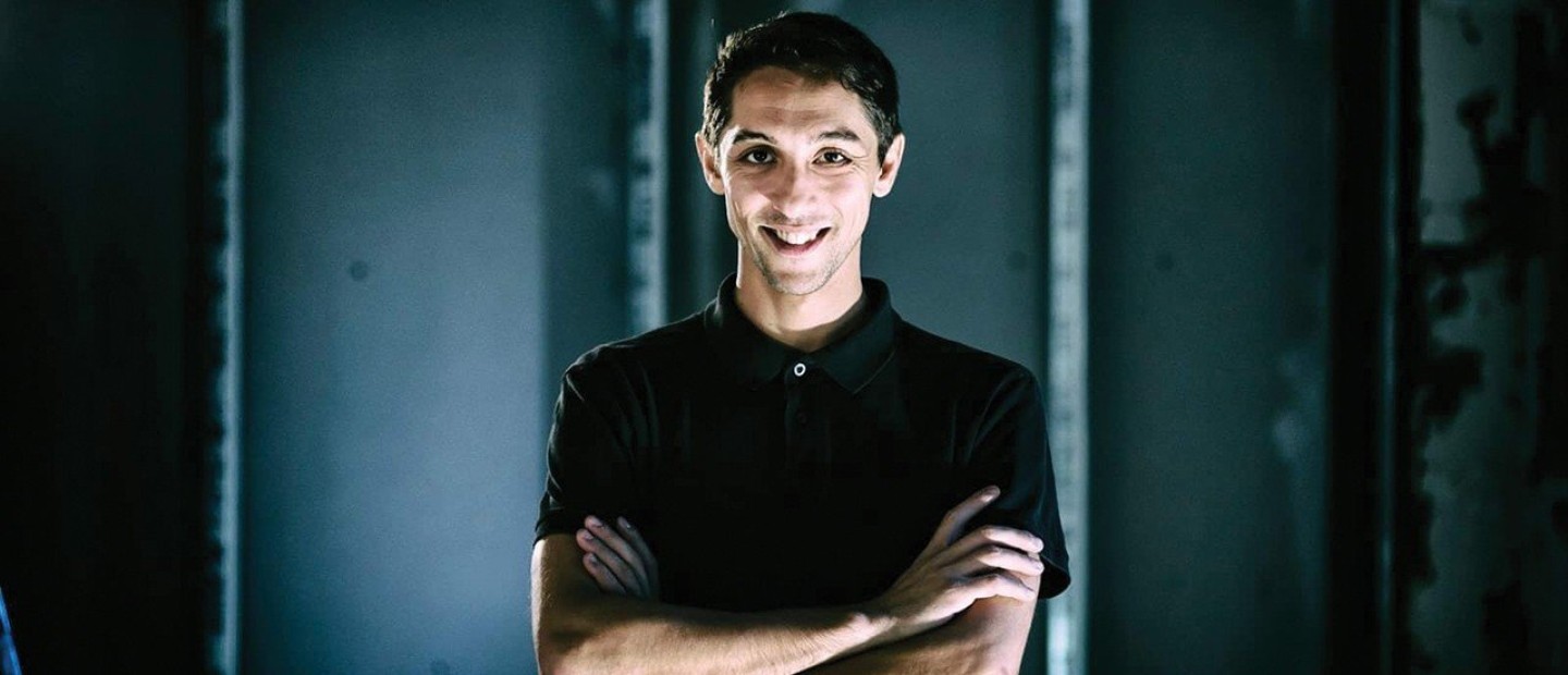 Θέμης Θεοχάρογλου: Mιλήσαμε με τον σκηνοθέτη της παράστασης «Πράγα» του Κρατικού Θεάτρου Βορείου Ελλάδος