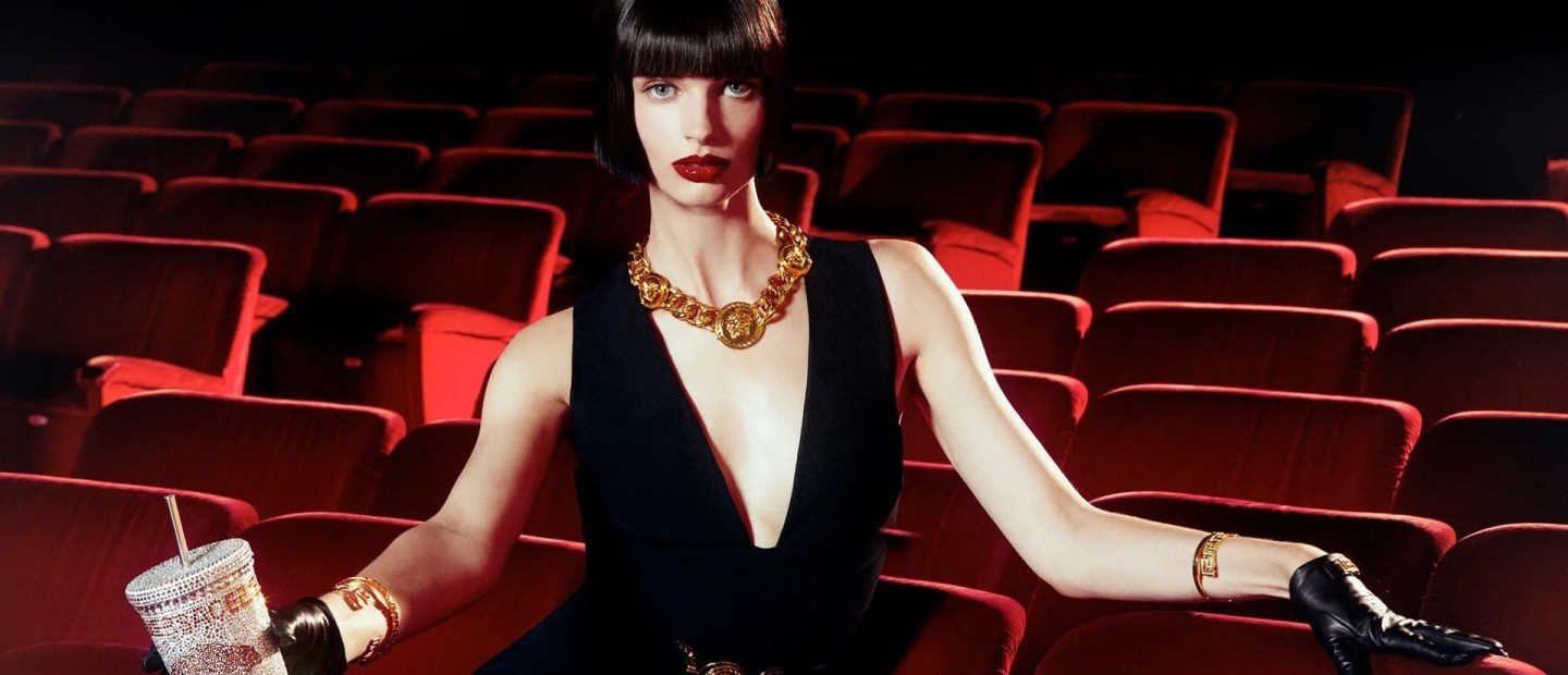 Versace Holiday 2022: To νέο campaign film  με πρωταγωνίστρια την εντυπωσιακή Lily McMenamy