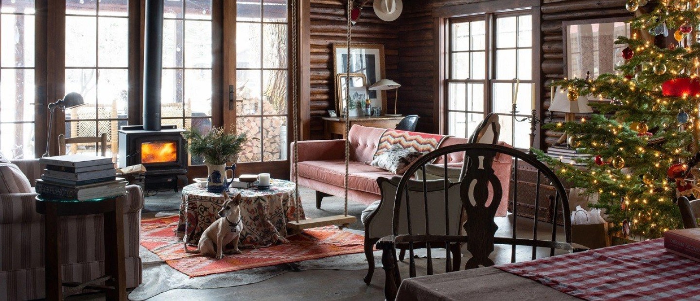 Δείτε πώς μια ξύλινη κατοικία στο Wyoming μετατράπηκε σε χριστουγεννιάτικο παράδεισο