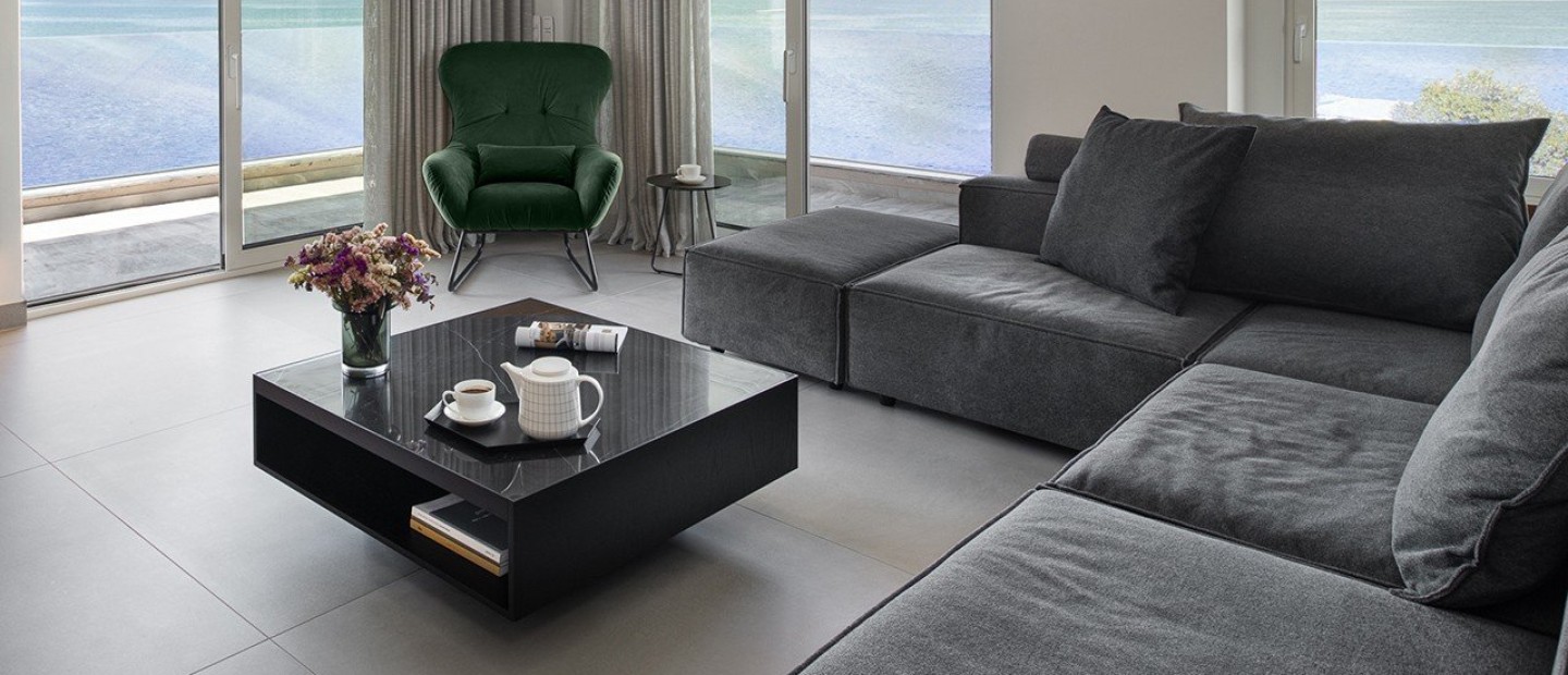 Ένα διαμέρισμα στην παραλία της Θεσσαλονίκης με απαράμιλλη θέα γίνεται το απόλυτο αστικό όνειρο 