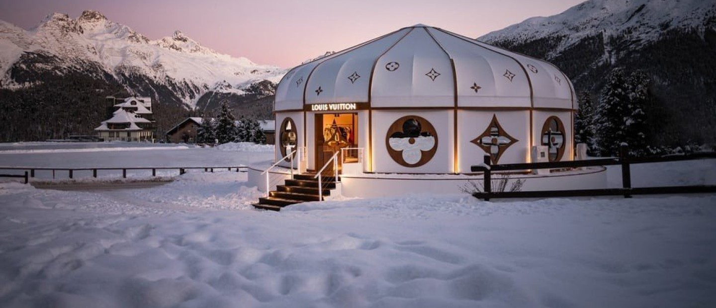  Louis Vuitton at St. Moritz: Μαγευτήκαμε από το ατμοσφαιρικό σκηνικό του winter pop-up του οίκου 