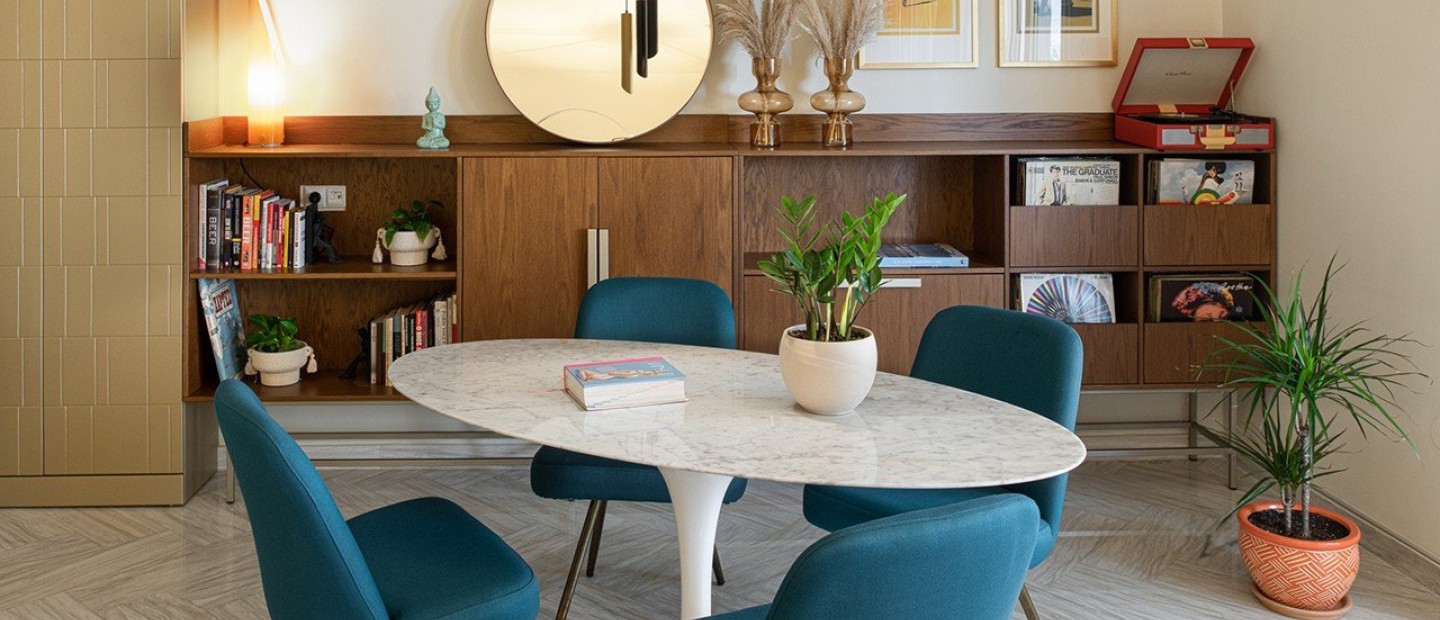 Μια διώροφη μεζονέτα στην Καλαμαριά ανακαινίστηκε με έντονες αναφορές στη δεκαετία του '50 και '60