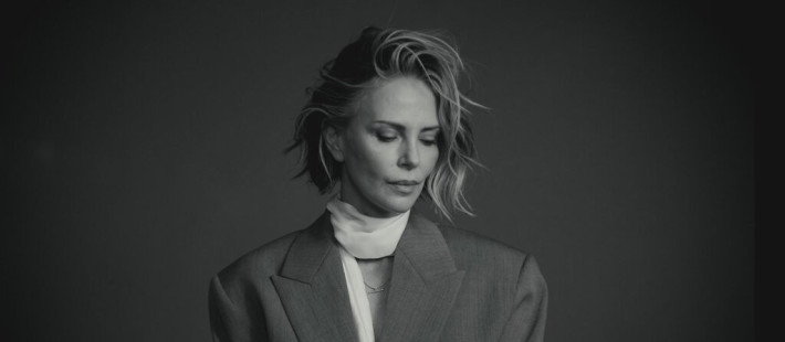 «Ήταν πολύ εμφανές ότι θα μας σκότωνε»: Η Charlize Theron μίλησε ανοιχτά για το οικογενειακό τραύμα που τη σημάδεψε