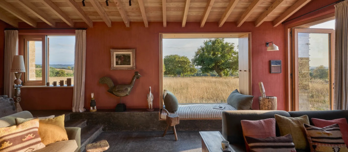 Η σύγχρονη εξοχική κατοικία στην αγγλική ύπαιθρο που «γεννιέται» μέσα από τη γη και συνδέεται με το περιβάλλον