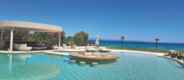 Πώς η σωστή διαμόρφωση μιας πισίνας μπορεί να ανανεώσει μια κατοικία, προσδίδοντάς της ξεχωριστή αισθητική ταυτότητα