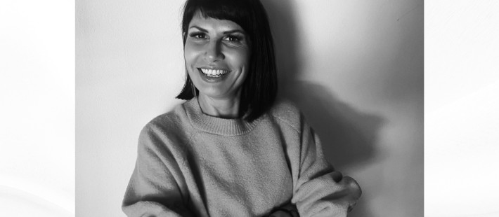 SKG Stories: Η Δόμνα Χουρναζίδου διαμορφώνει το μέλλον του θεάτρου δίνοντας φωνή στη νέα γενιά ηθοποιών