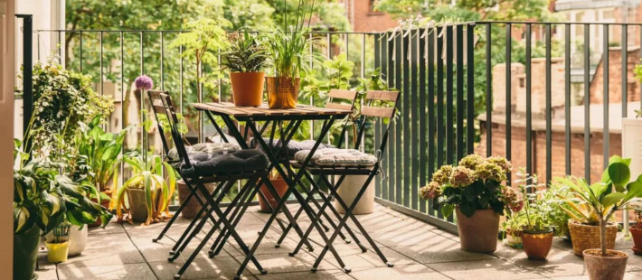Μικρό μπαλκόνι: Οι τρόποι για να το μετατρέψετε σε έναν κομψό outdoor χώρο